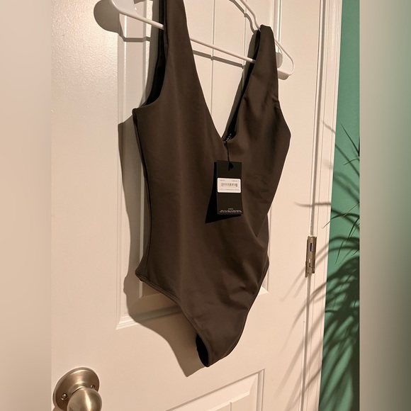 Sleeveless Bodysuit V-Cut NWT - Picture 4 of 7
